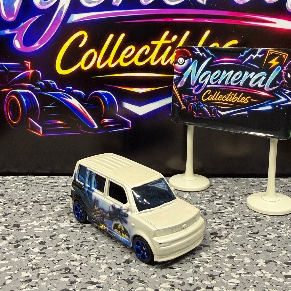 Matchbox 2004 Scion xB Batman DC Comics White Diecast Car Blue Wheels MB665